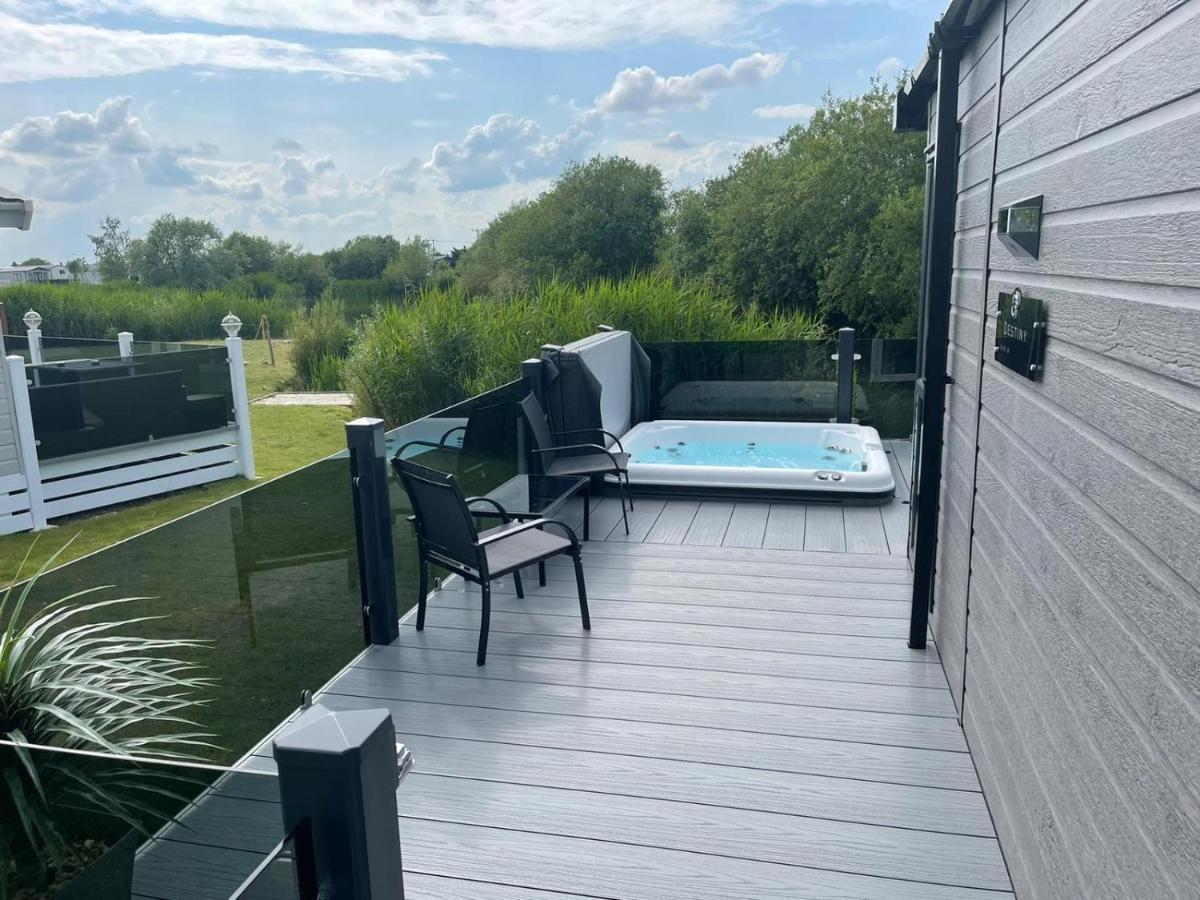 Indulgence Lakeside Lodge: Hot Tub & Private Fishing at Tattershall Lakes Exterior photo