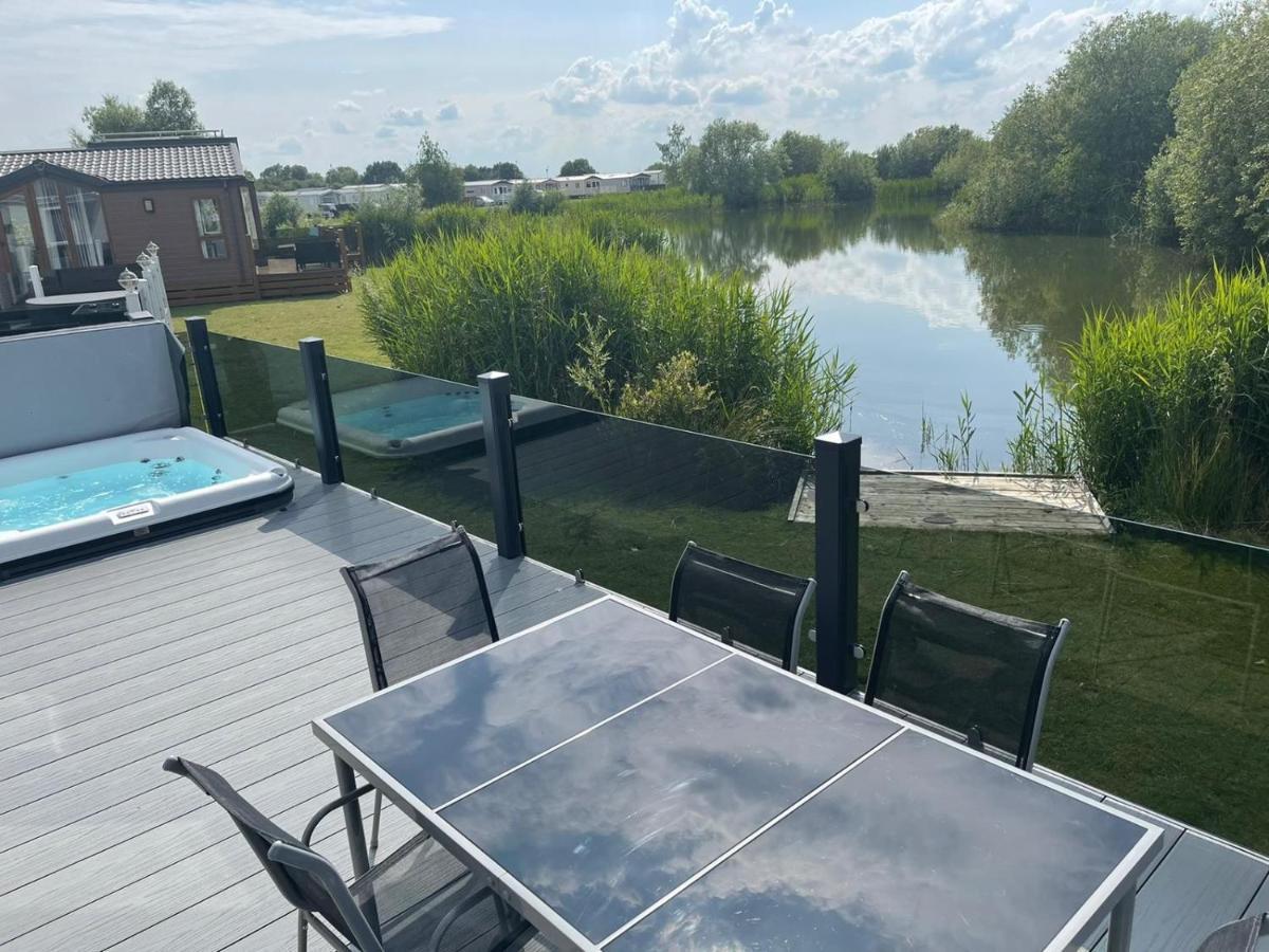 Indulgence Lakeside Lodge: Hot Tub & Private Fishing at Tattershall Lakes Exterior photo