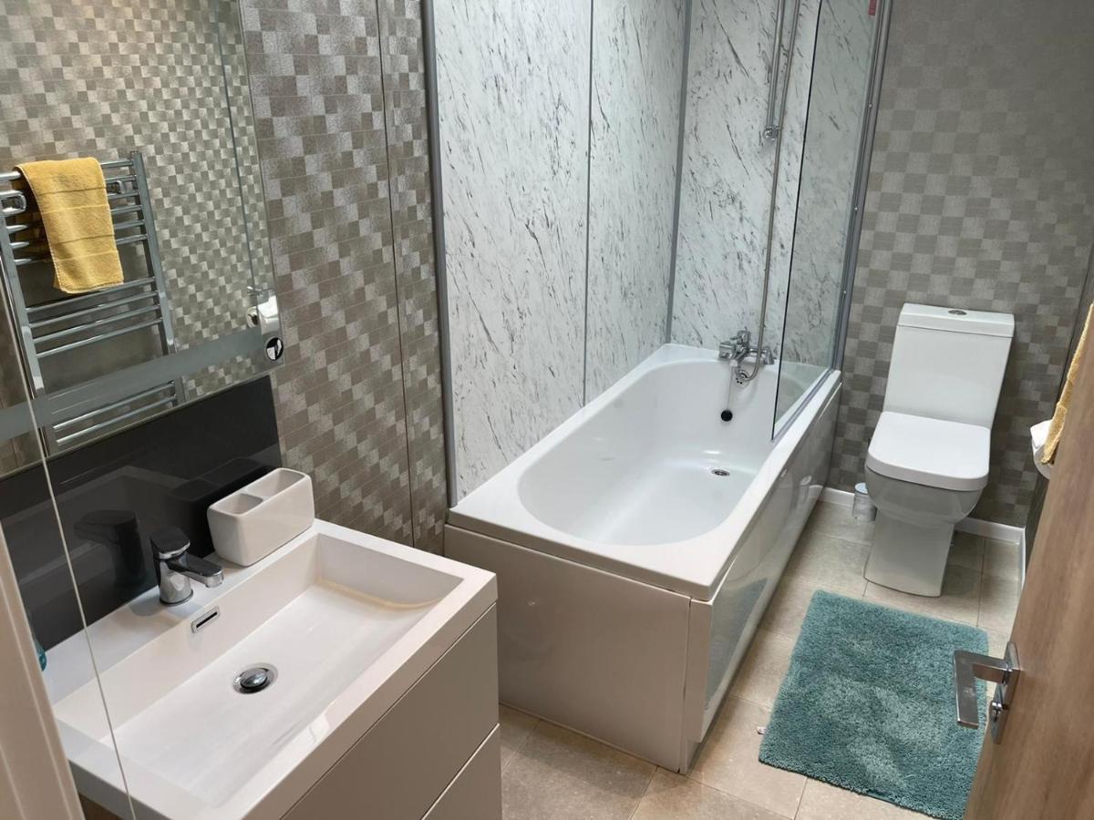 Indulgence Lakeside Lodge: Hot Tub & Private Fishing at Tattershall Lakes Exterior photo