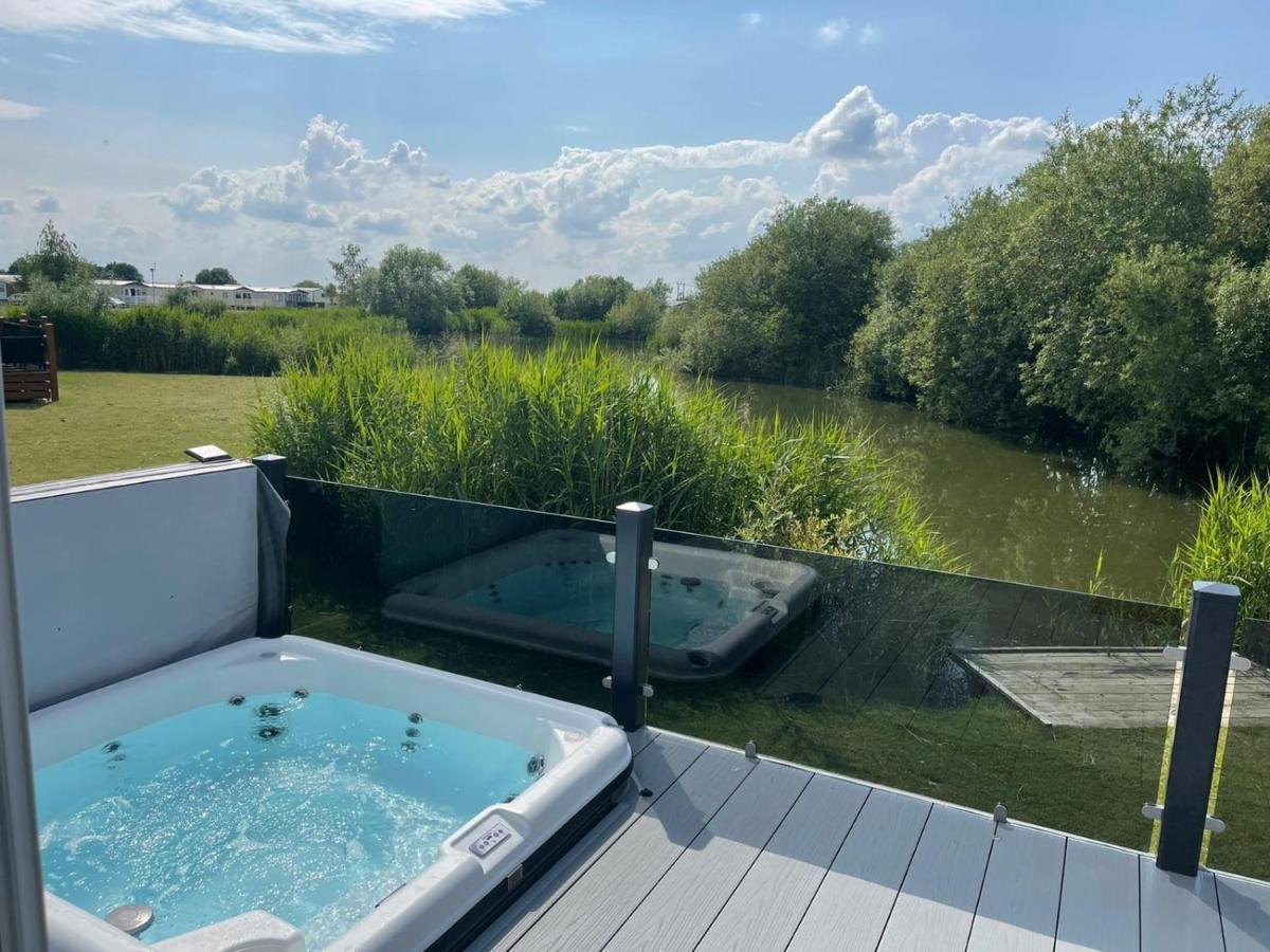 Indulgence Lakeside Lodge: Hot Tub & Private Fishing at Tattershall Lakes Exterior photo