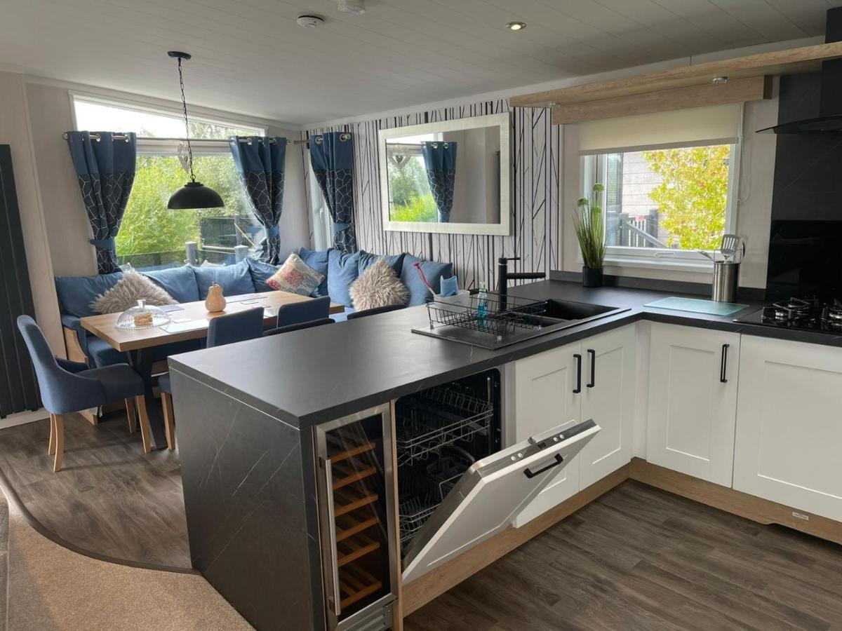 Indulgence Lakeside Lodge: Hot Tub & Private Fishing at Tattershall Lakes Exterior photo