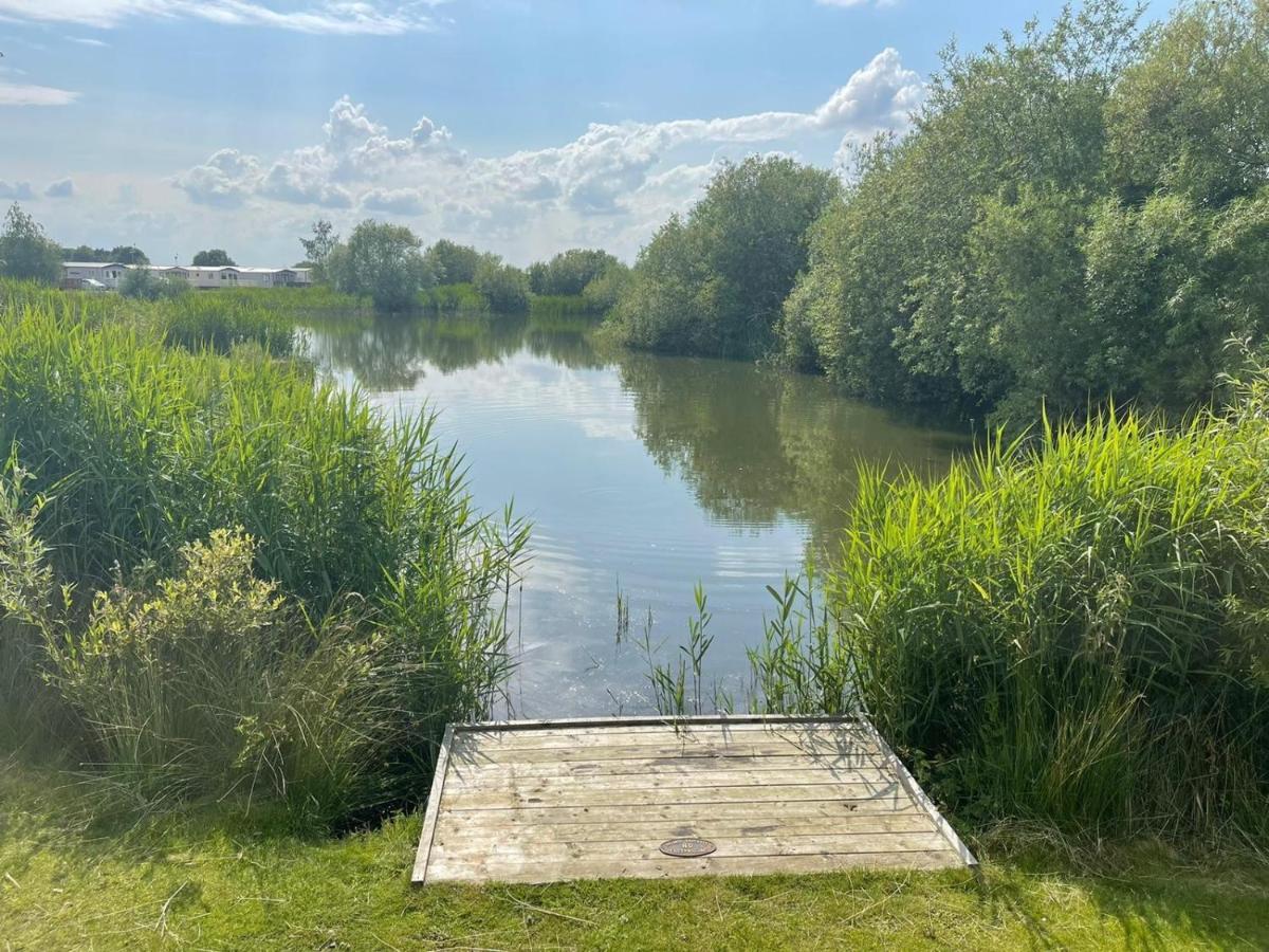 Indulgence Lakeside Lodge: Hot Tub & Private Fishing at Tattershall Lakes Exterior photo