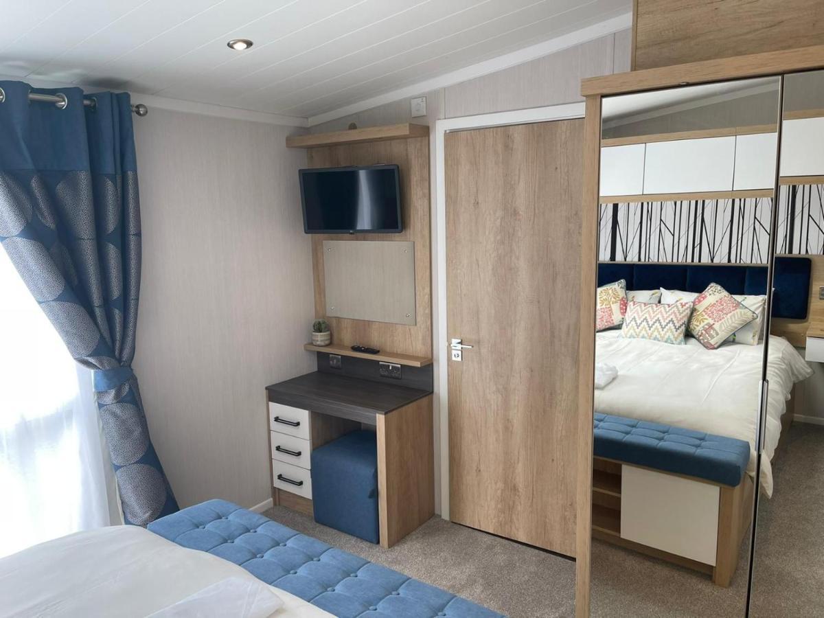 Indulgence Lakeside Lodge: Hot Tub & Private Fishing at Tattershall Lakes Exterior photo