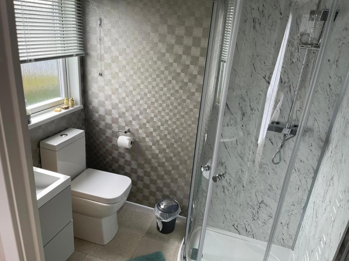 Indulgence Lakeside Lodge: Hot Tub & Private Fishing at Tattershall Lakes Exterior photo