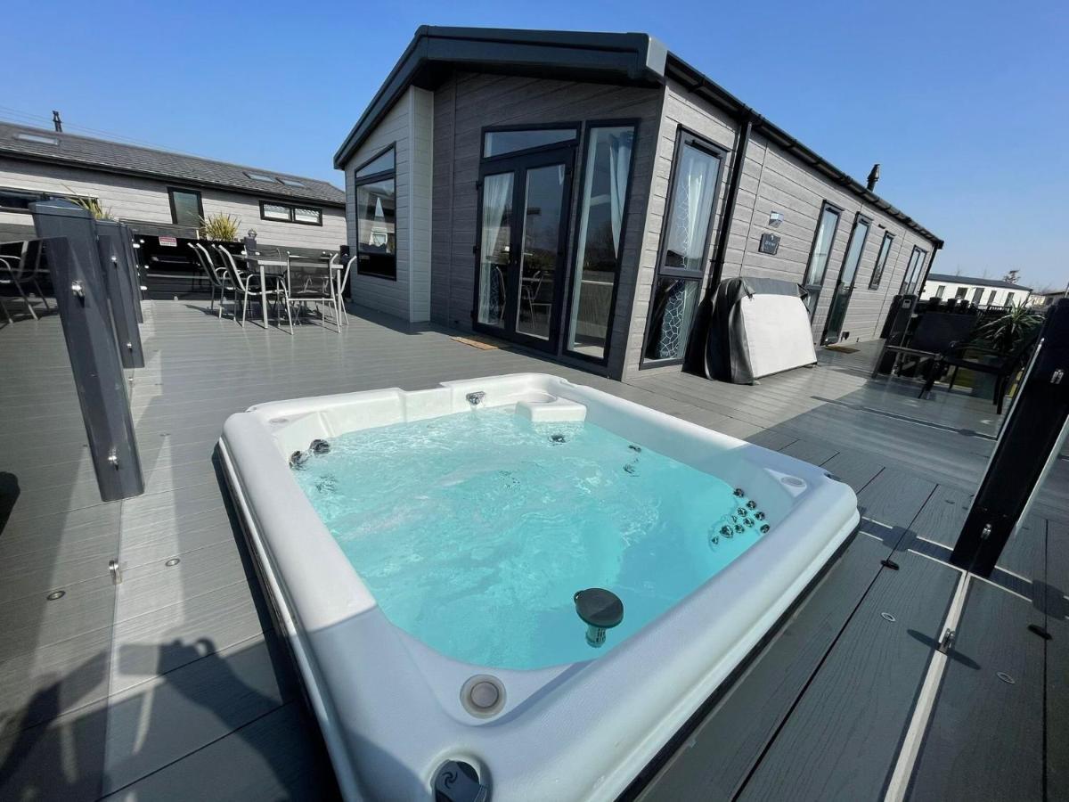 Indulgence Lakeside Lodge: Hot Tub & Private Fishing at Tattershall Lakes Exterior photo