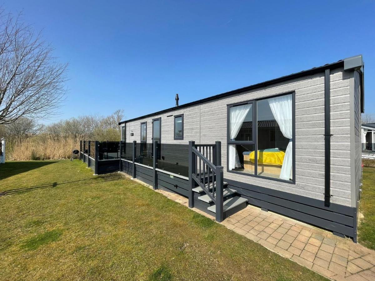 Indulgence Lakeside Lodge: Hot Tub & Private Fishing at Tattershall Lakes Exterior photo