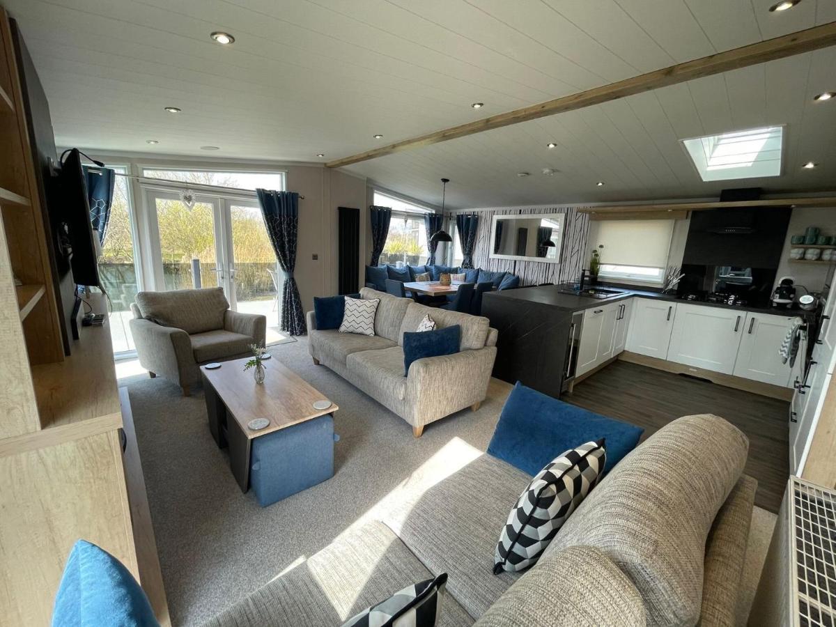 Indulgence Lakeside Lodge: Hot Tub & Private Fishing at Tattershall Lakes Exterior photo