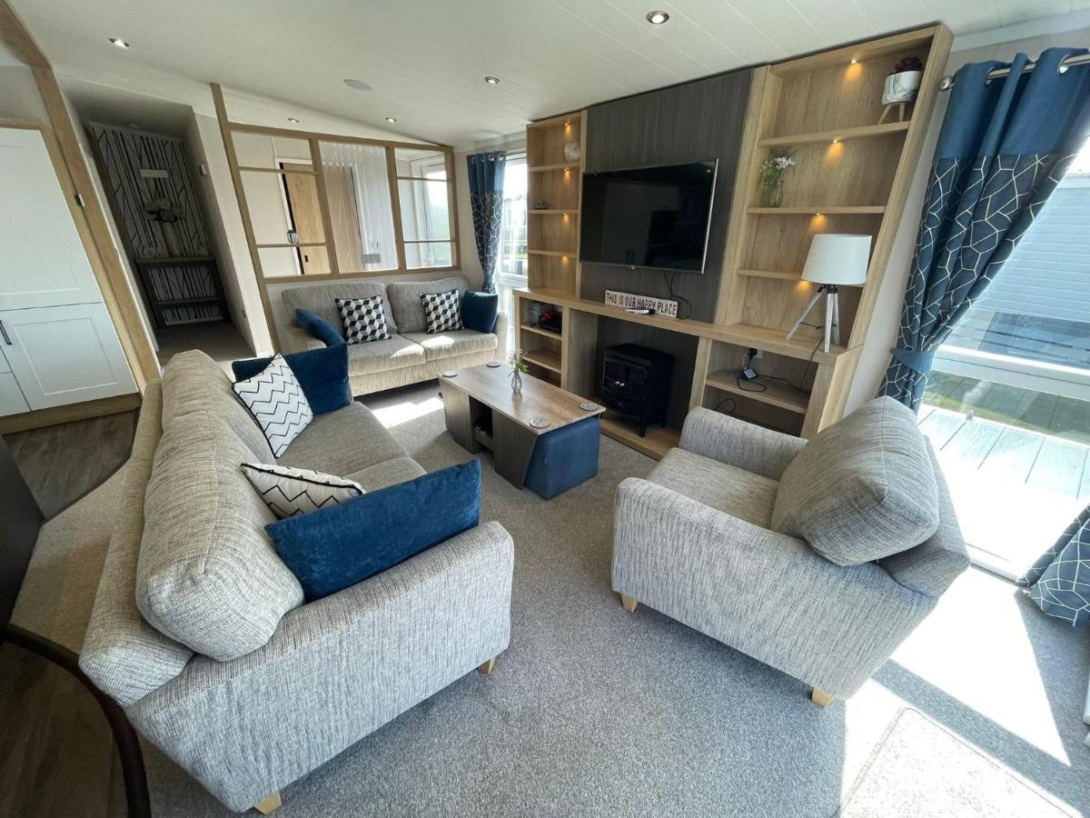 Indulgence Lakeside Lodge: Hot Tub & Private Fishing at Tattershall Lakes Exterior photo