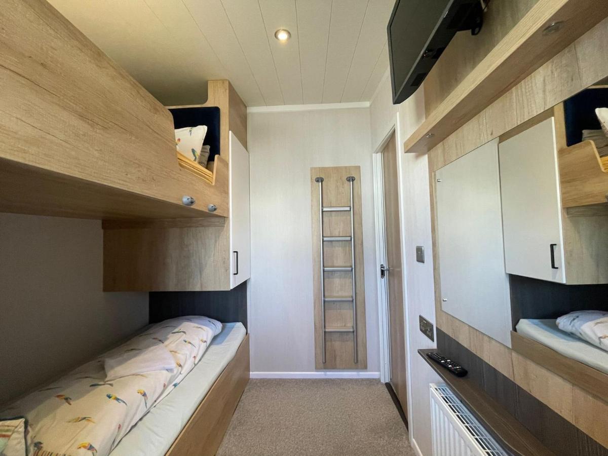 Indulgence Lakeside Lodge: Hot Tub & Private Fishing at Tattershall Lakes Exterior photo