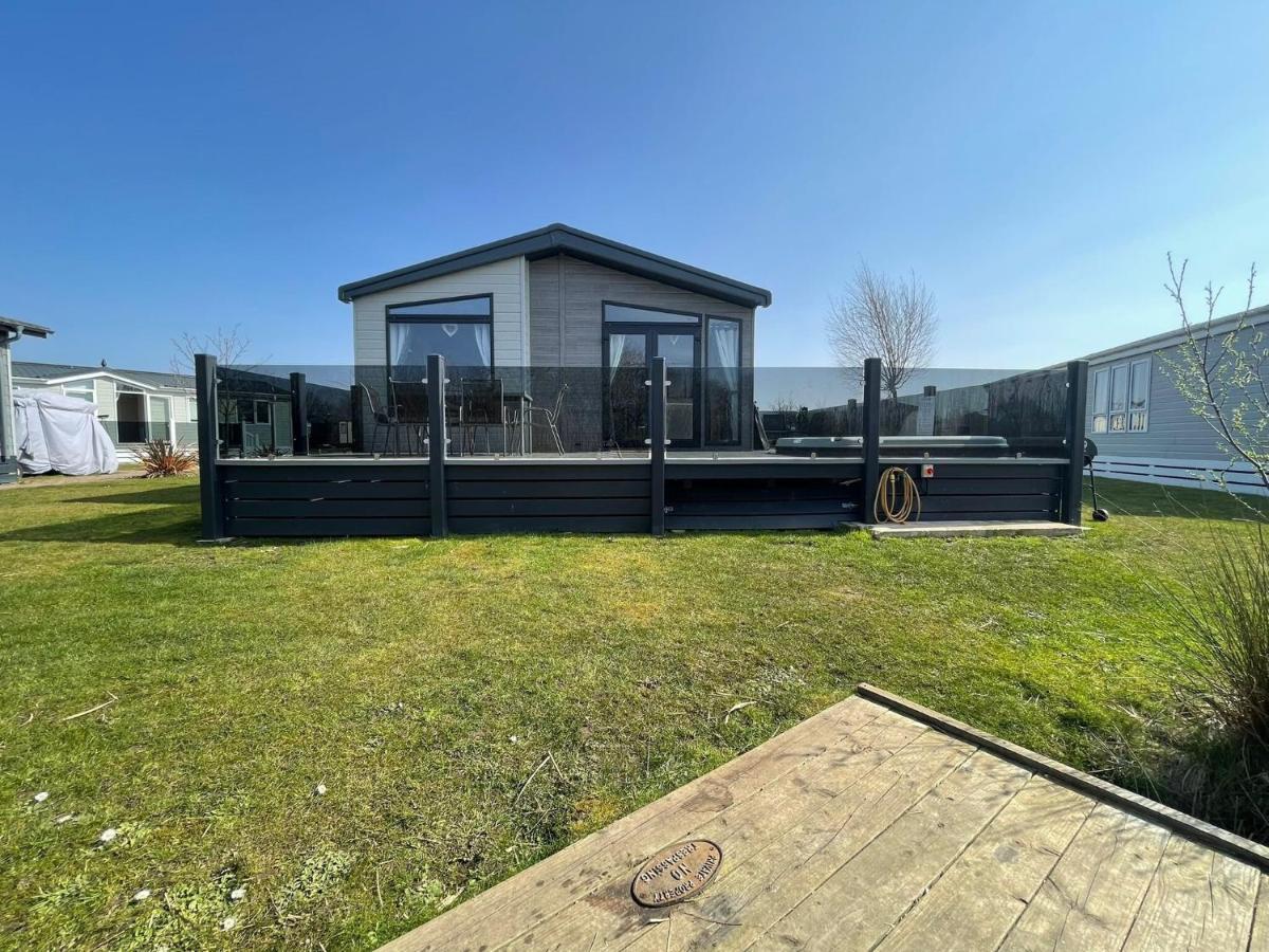 Indulgence Lakeside Lodge: Hot Tub & Private Fishing at Tattershall Lakes Exterior photo