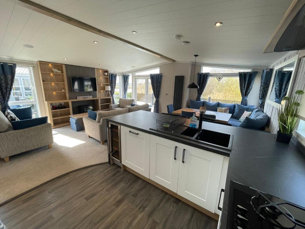 Indulgence Lakeside Lodge: Hot Tub & Private Fishing at Tattershall Lakes Exterior photo