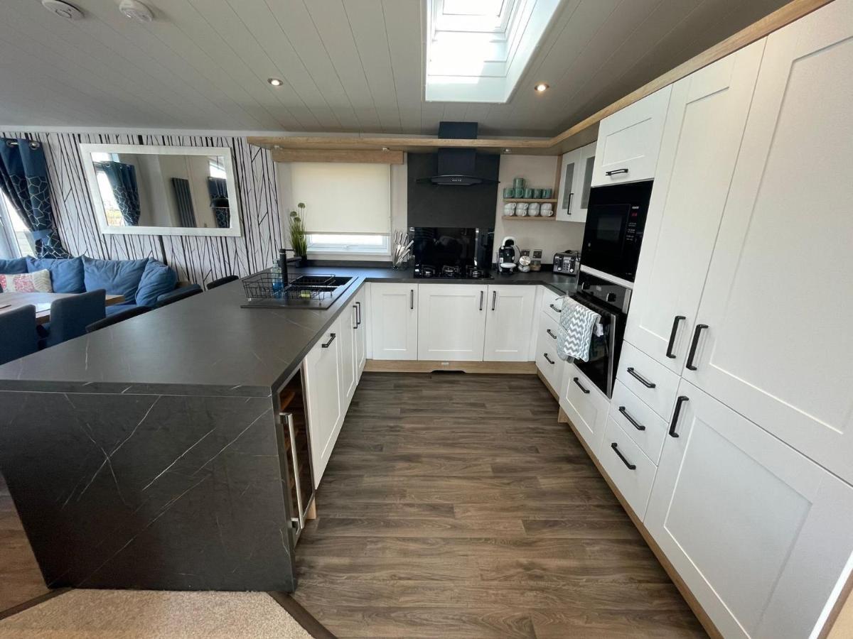 Indulgence Lakeside Lodge: Hot Tub & Private Fishing at Tattershall Lakes Exterior photo