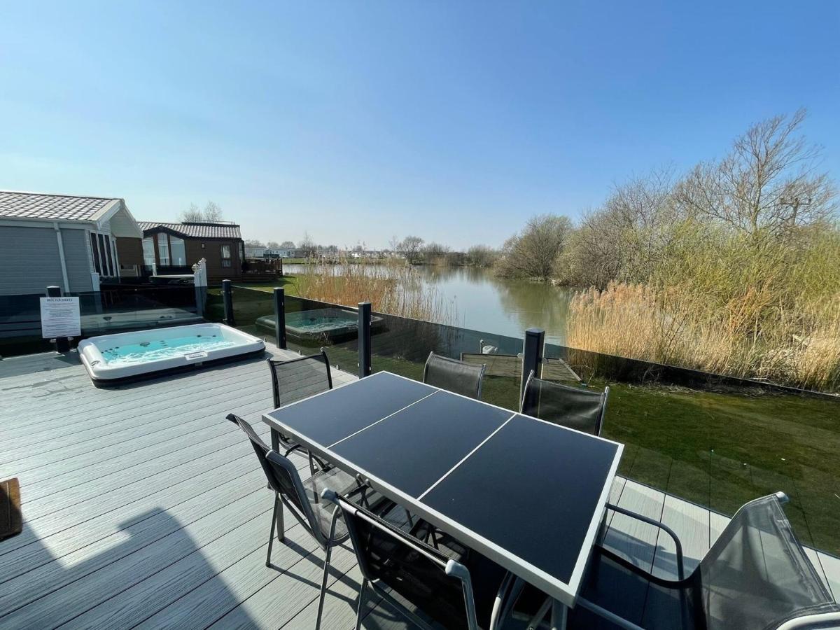 Indulgence Lakeside Lodge: Hot Tub & Private Fishing at Tattershall Lakes Exterior photo