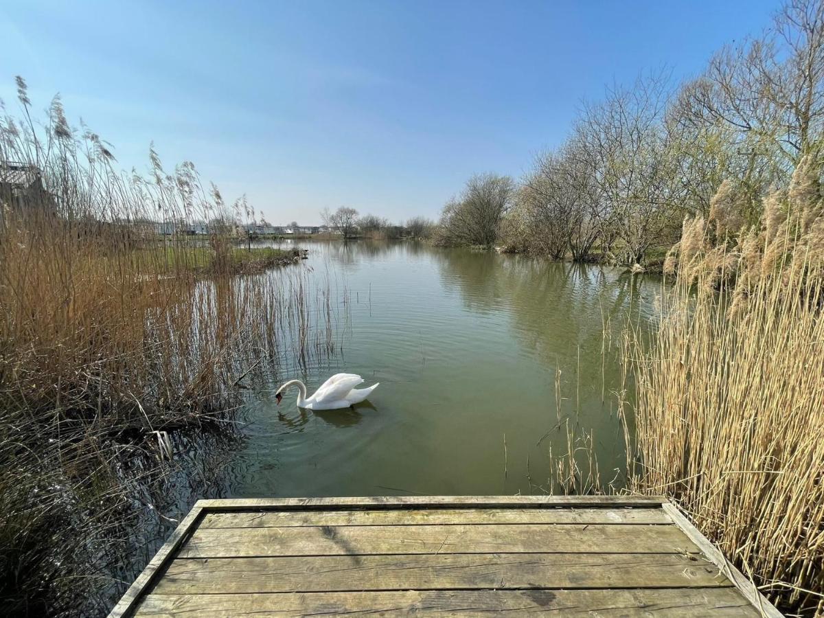 Indulgence Lakeside Lodge: Hot Tub & Private Fishing at Tattershall Lakes Exterior photo